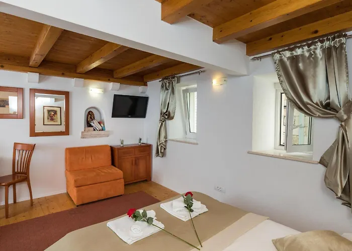 Ivana Old Town דירה *